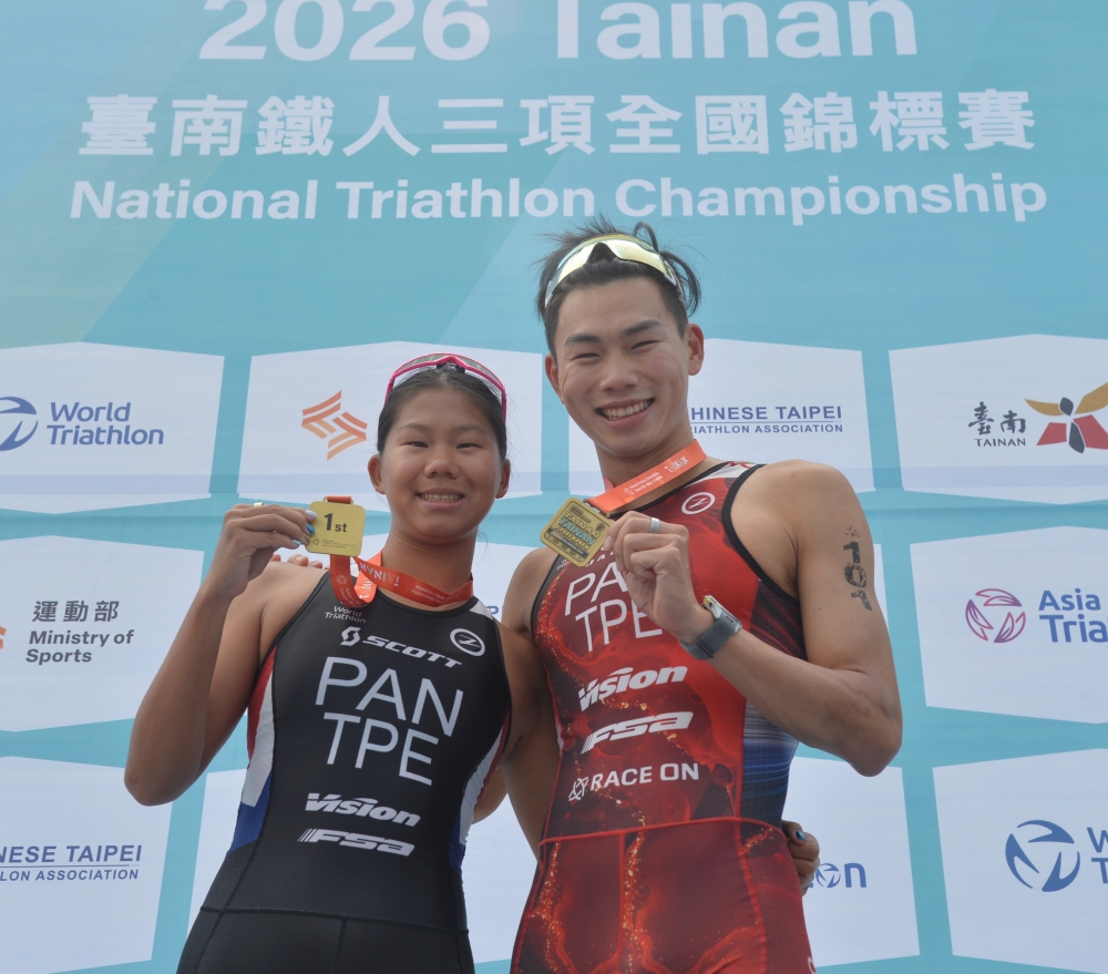 2026台南鐵人三項標準賽菁英組男、女生組冠軍由潘子易(右)、潘昱婷兄妹包辦（大會提供）。