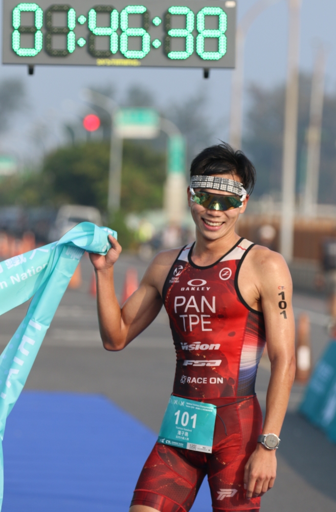 2026台南鐵人三項標準賽菁英組男子組潘子易率先抵達終點（大會提供）。