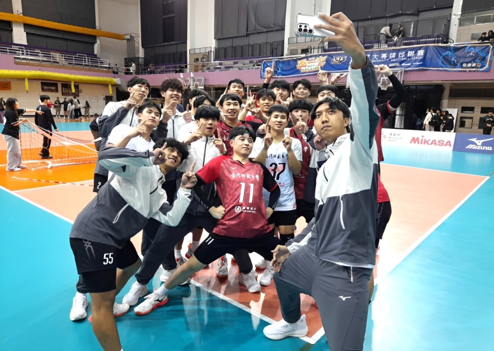 114學年度UVL大專排球聯賽男子公開一級複賽冠軍臺灣師大開心玩自拍。許瑞瑜／攝影。