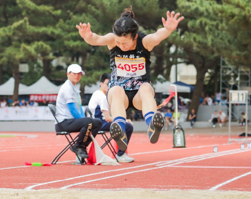 洪瑄禧於全大運一般女三級跳遠奪金 。許靜玟／攝影。