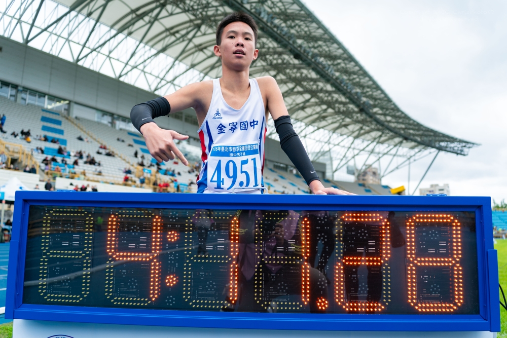 金寧國中普通班莊允翔破大會超嗨。林小馬/攝影。