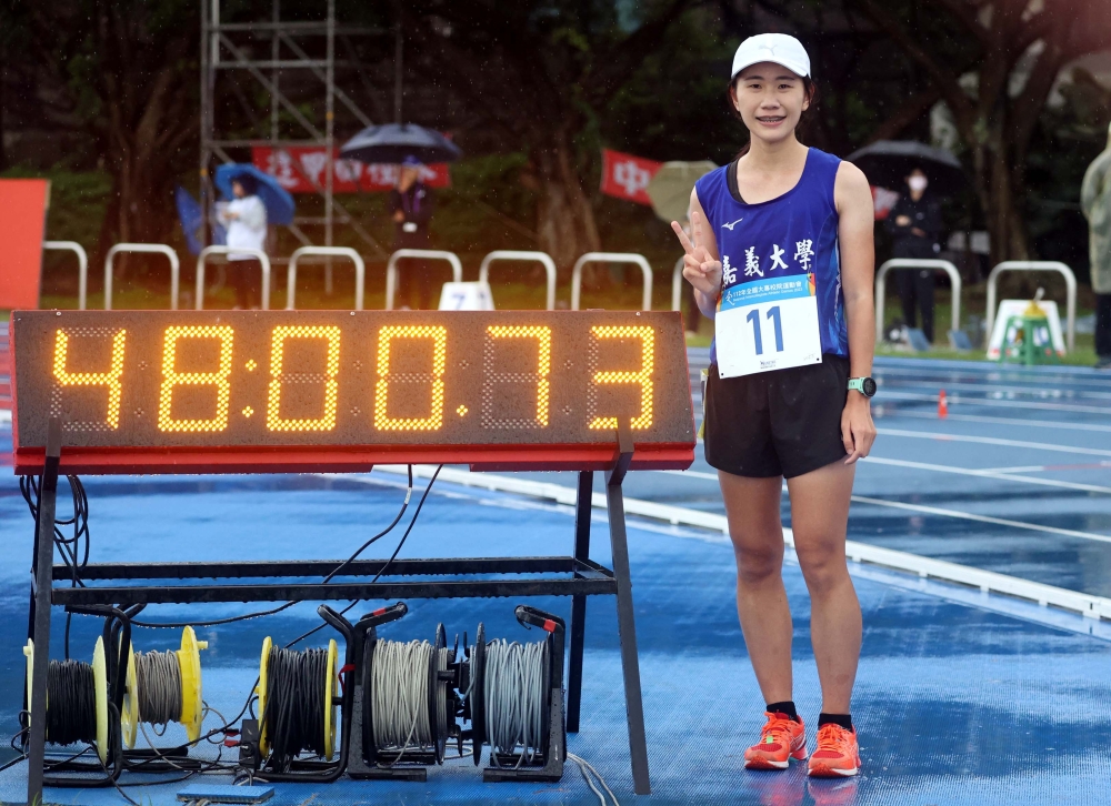 黃冠綾在全大運公開女1 萬公尺競走以48分00秒72奪金破全國。林嘉欣／攝影。
