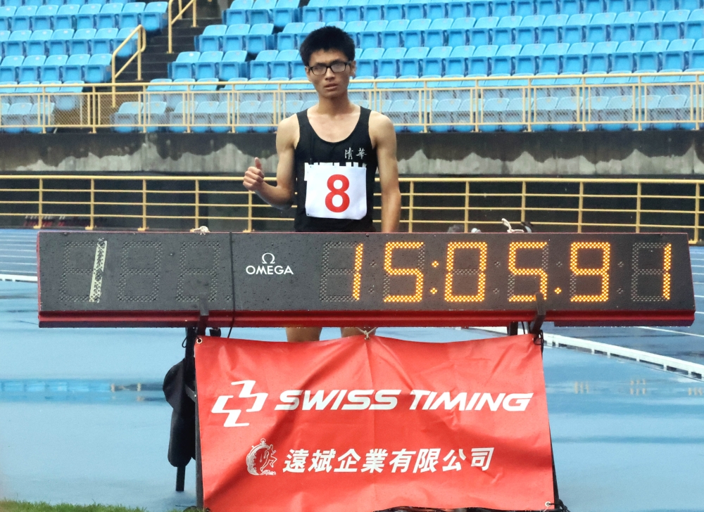 大男甲5000公尺決賽，清華大學余佳翰以15:05.91破大會。林嘉欣／攝影。