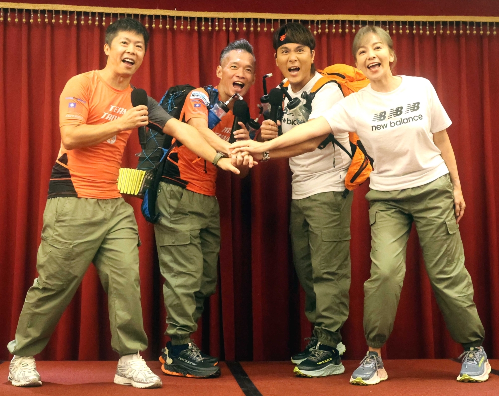 林義傑(左起)和黃張維、藝人王仁甫組隊挑戰蒙古戈壁馬拉松，季芹愛相隨。林嘉欣／攝影。