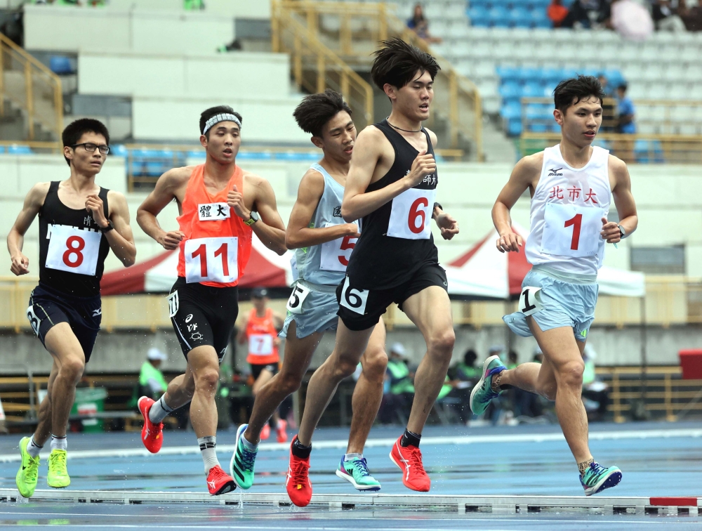 大男甲5000公尺決賽，清華大學余佳翰(左)以15:05.91破大會。林嘉欣／攝影。