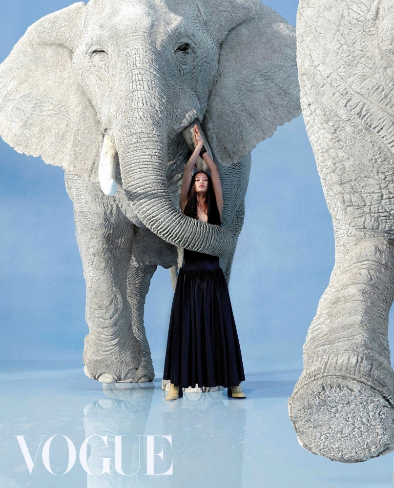 張瑜秦很喜歡被大象環抱的感覺。圖／Vogue Taiwan。 