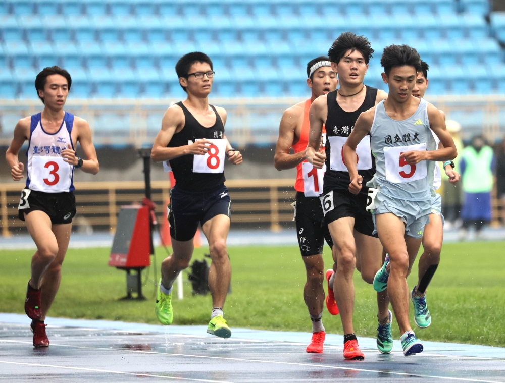 大男甲5000公尺決賽，清華大學余佳翰(左二)以15:05.91破大會。林嘉欣／攝影。