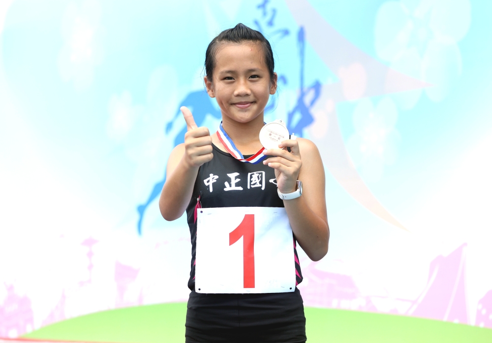 國小女童3000公尺競走計時決賽，桃市中正國小潘佳愛破大會。林嘉欣／攝影。