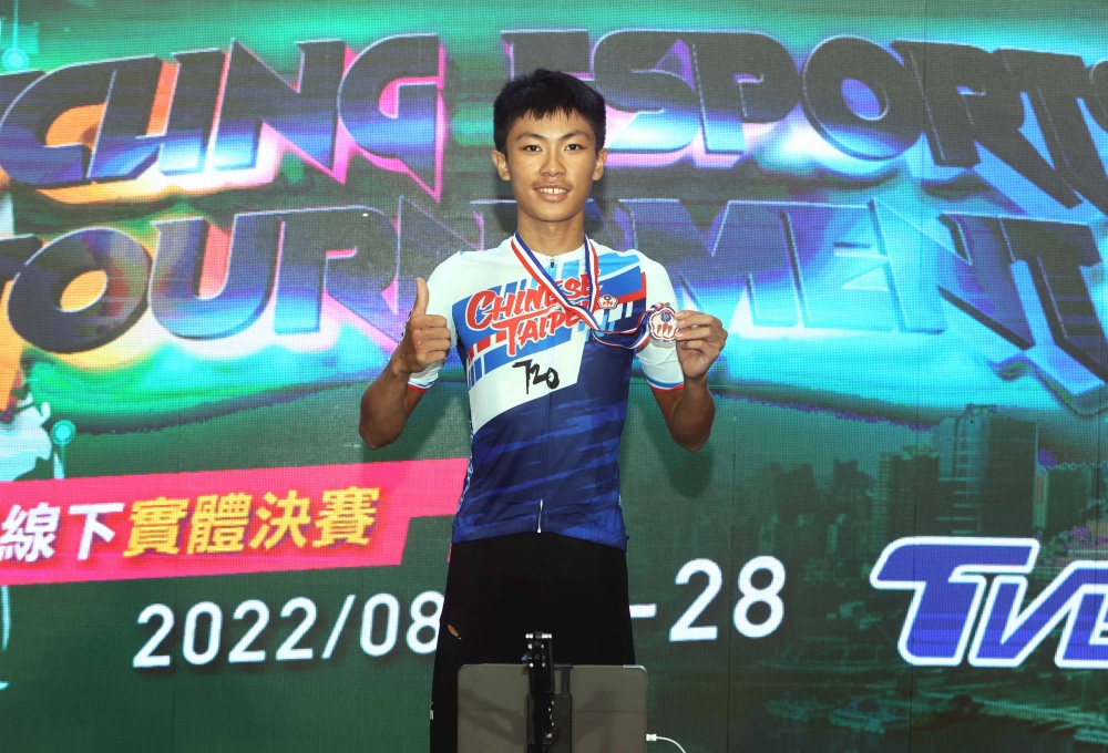 西松高中廖晟伊勇奪2022年臺灣盃國際自由車電競爭霸賽國際男青組銀牌。中華民國自由車協會提供。