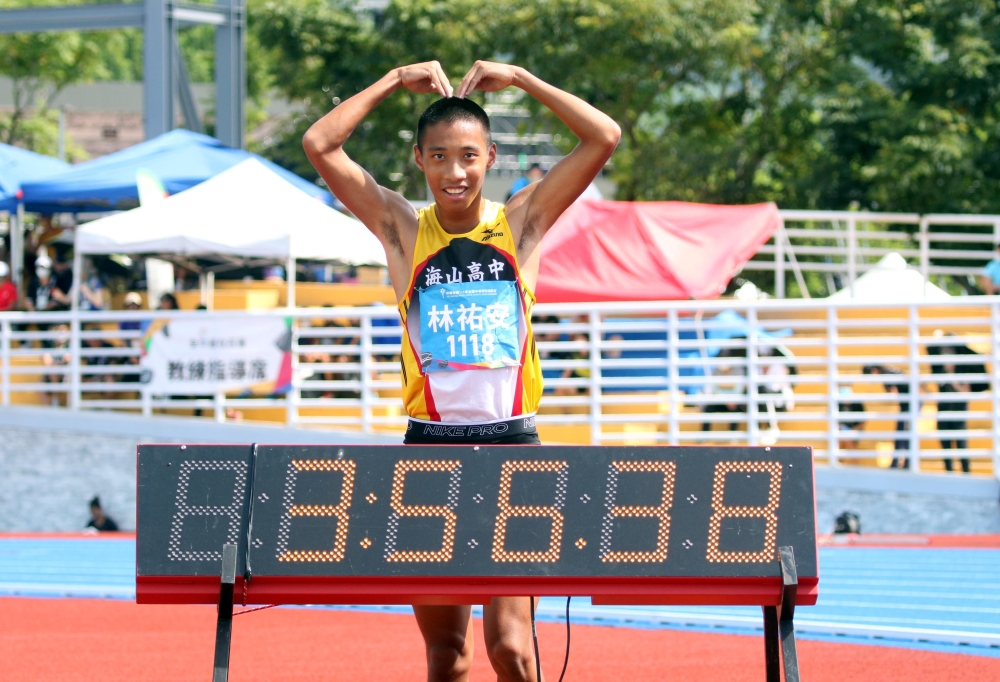 林祐安打破高懸21年的高男1500公尺大會紀錄超嗨。林嘉欣／攝影。