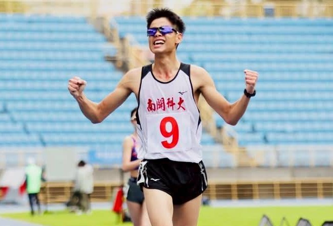 南開科大黎屹博在全國大專田徑賽一般男生1萬公尺競走四連霸超嗨。田徑協會提供。