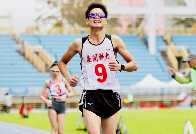 南開科大黎屹博在全國大專田徑賽一般男生1萬公尺競走四連霸超嗨。田徑協會提供。