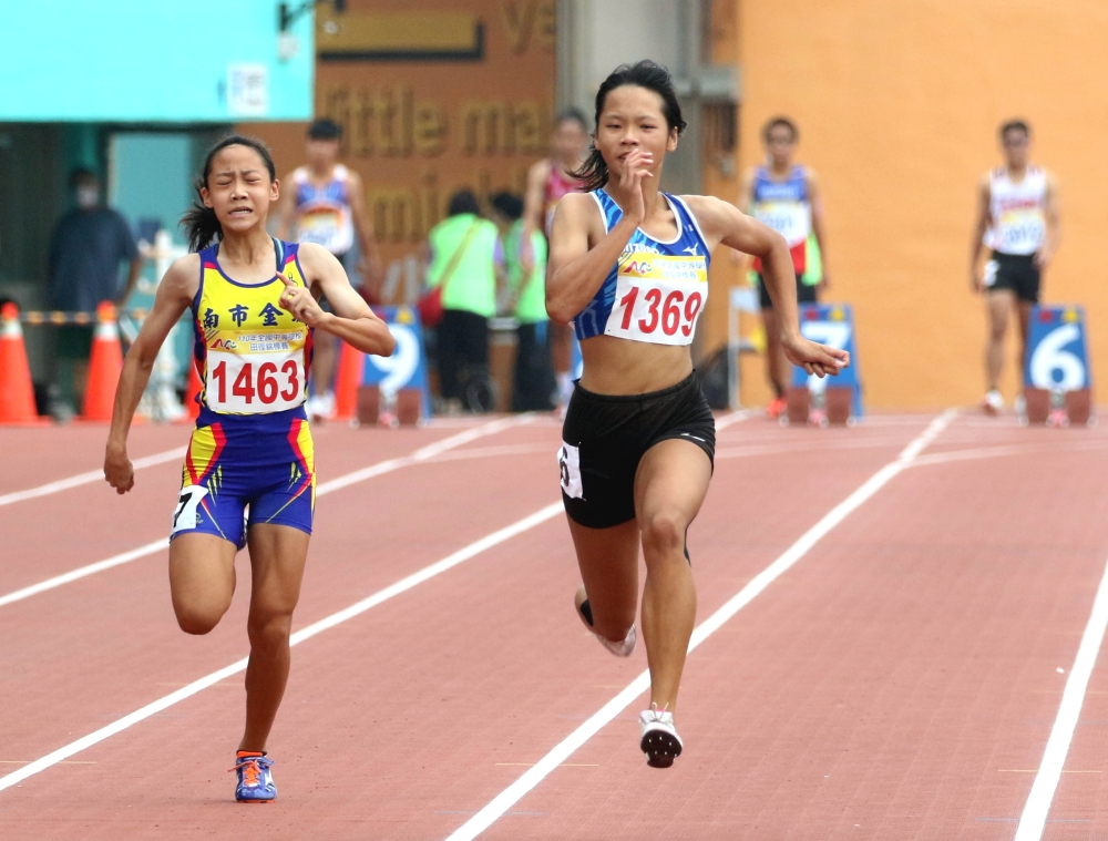 楊玫玫（右）在國女100公尺決賽以12秒16封后並達標亞青少。林嘉欣／攝影。