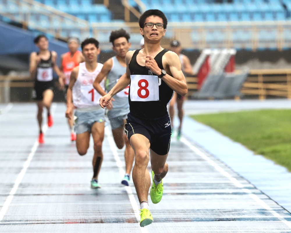 大男甲5000公尺決賽，清華大學余佳翰(前)以15:05.91破大會。林嘉欣／攝影。