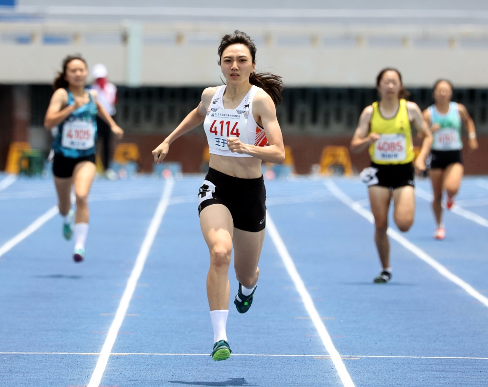 清大王于嘉在一般女400公尺決賽飆56秒99破大會。林嘉欣／攝影。
