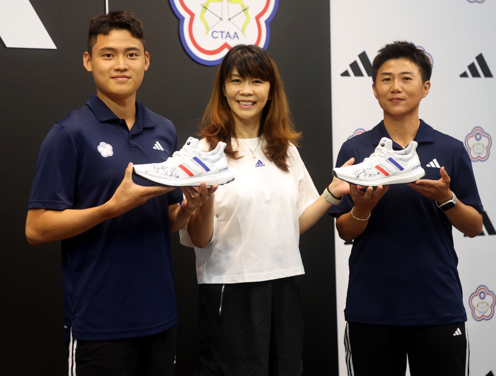湯智鈞(左)和雷千瑩(右)開心秀出新戰靴。林嘉欣／攝影。