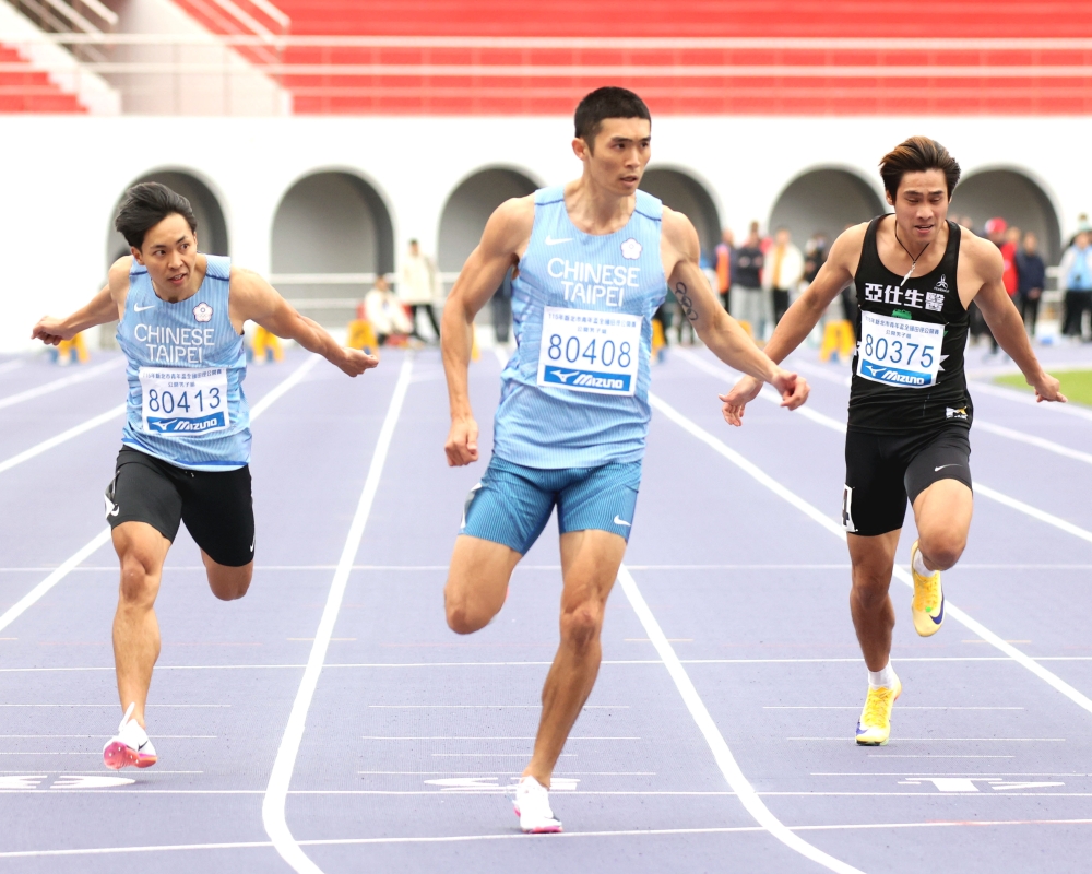 陳玟溥(中)到終點時先瞄風速再看秒數。林嘉欣／攝影。