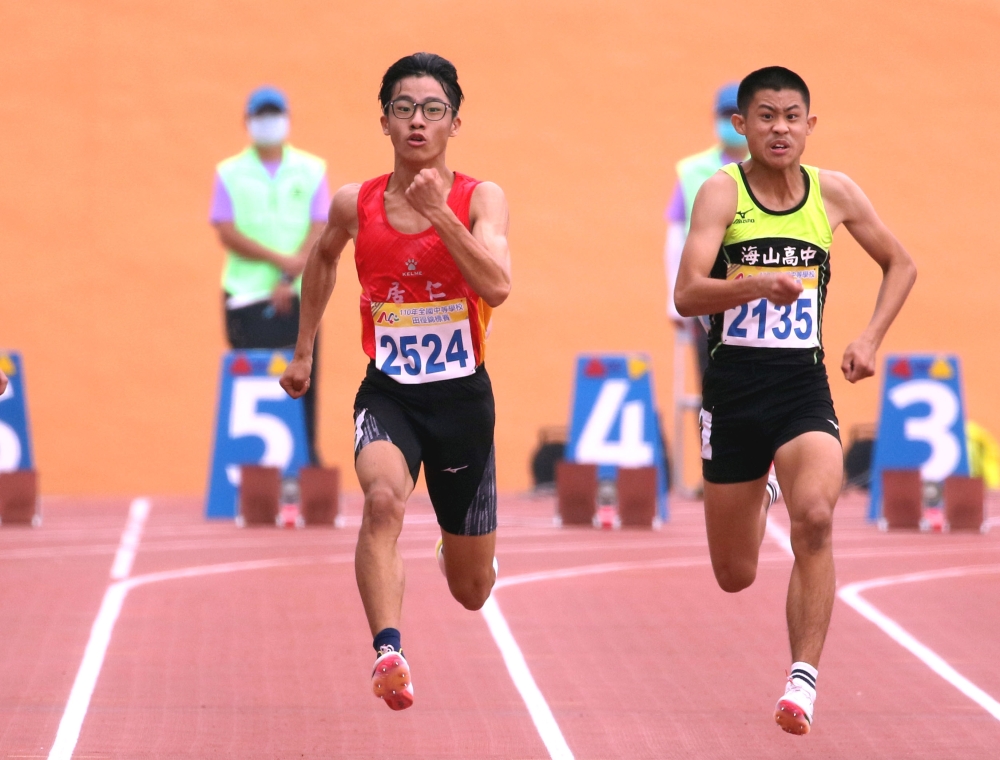 國男100公尺決賽冠軍中市居仁國中陳志璿（左）。林嘉欣／攝影。