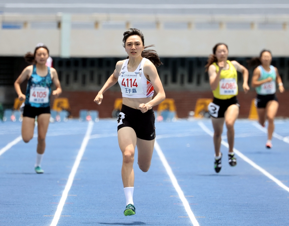 清大王于嘉在一般女400公尺決賽飆56秒99破大會。林嘉欣／攝影。