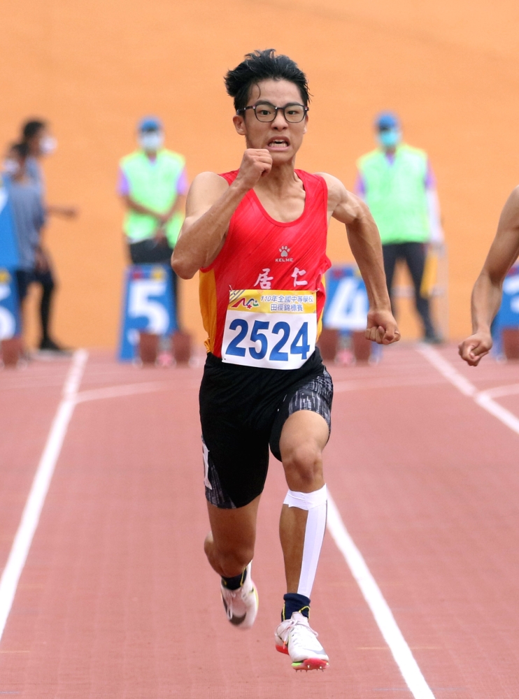 國男100公尺決賽冠軍中市居仁國中陳志璿。林嘉欣／攝影。