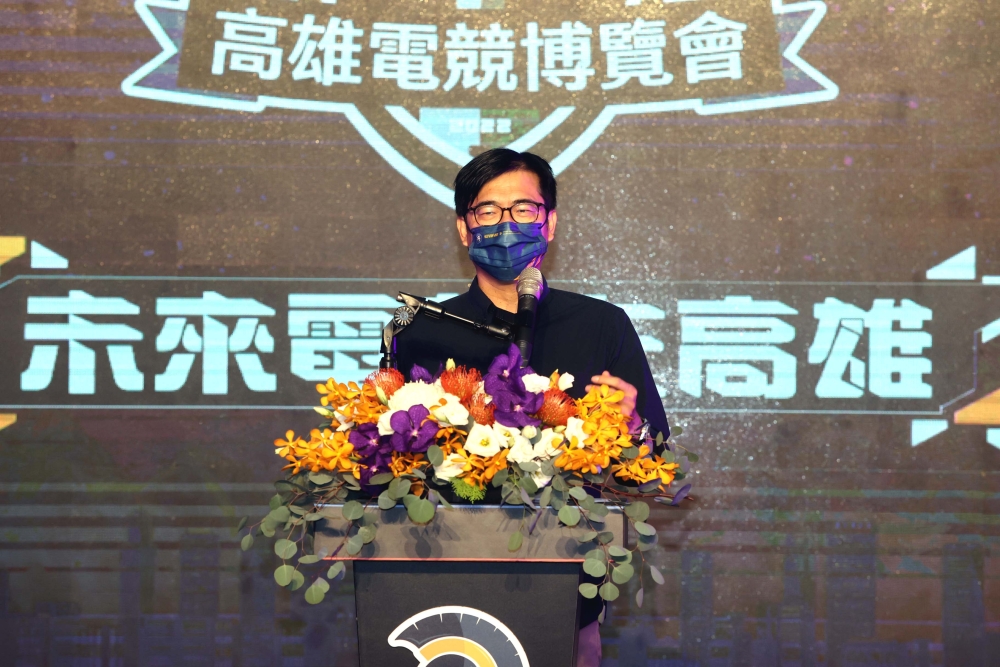 高雄市長陳其邁蒞場為參加2022年臺灣盃國際自由車電競爭霸賽的選手加油。中華民國自由車協會提供。