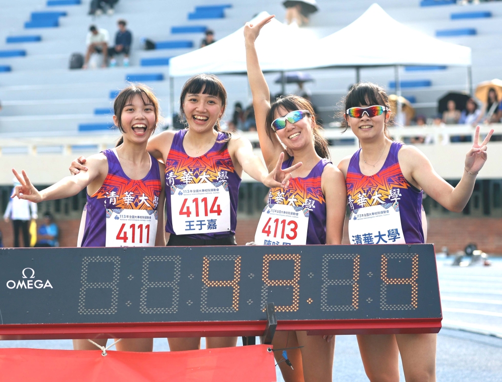 清華大學在一般女400公尺接力奪金破大會。林嘉欣／攝影。