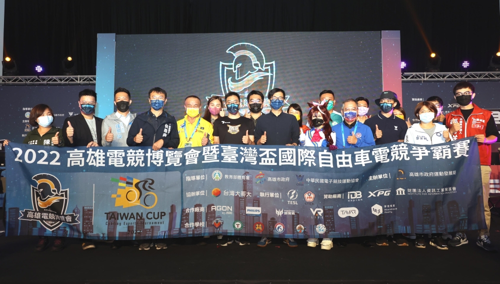 高雄市長陳其邁和出席2022年臺灣盃國際自由車電競爭霸賽的貴賓合影。中華民國自由車協會提供。
