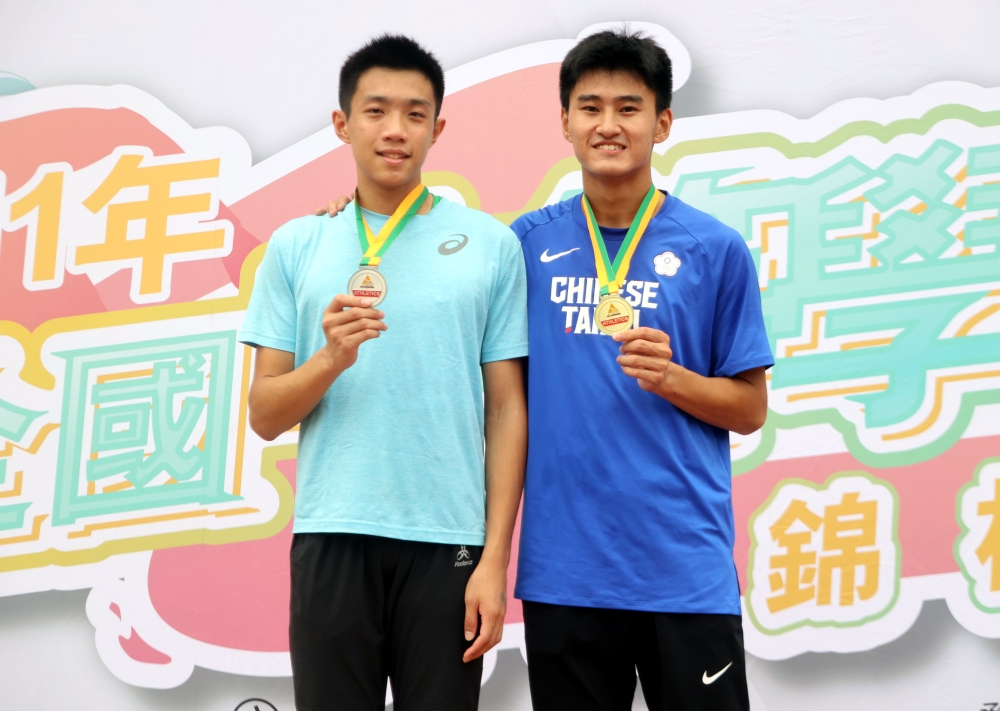 16歲謝元愷（右）破U20全國紀錄，感謝對手林翊凱（左）良性競爭。林嘉欣／攝影。