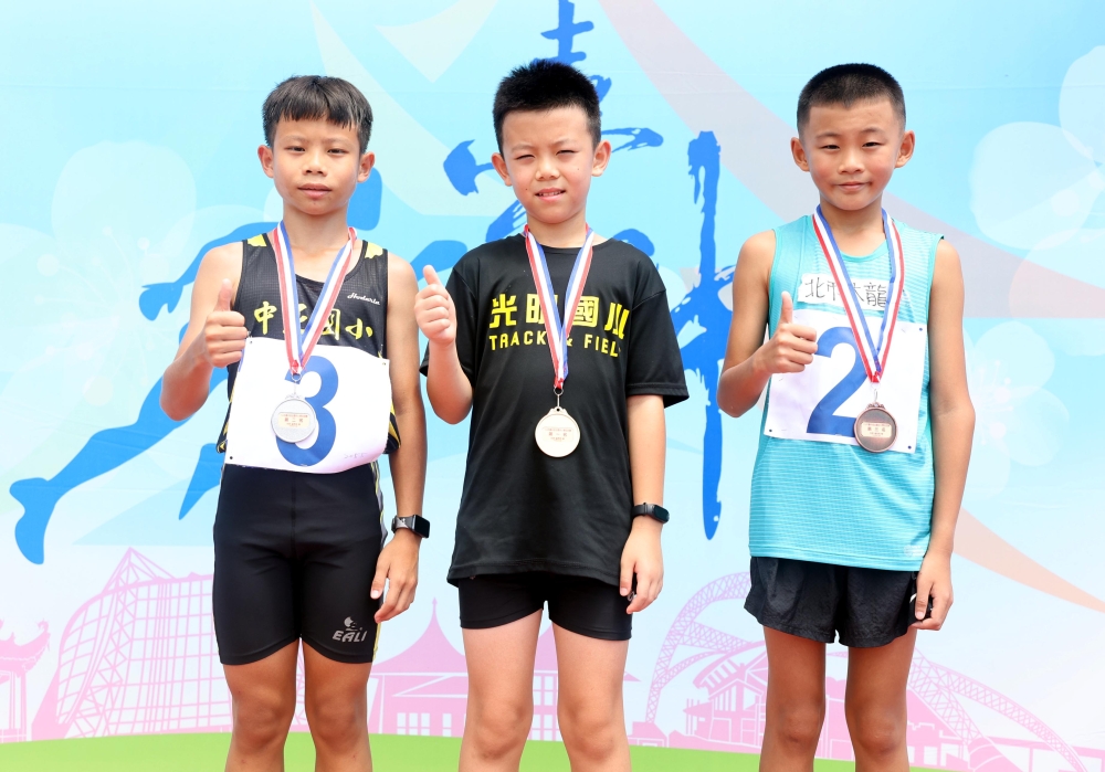 3000公尺競走國小男童組前三名。林嘉欣／攝影。
