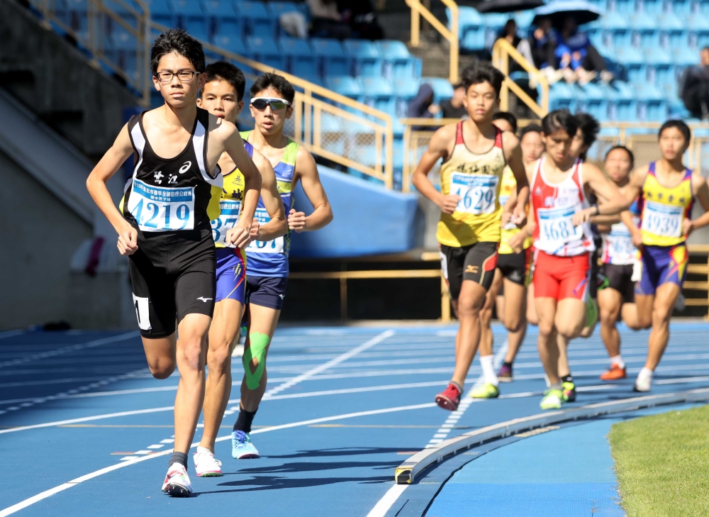 王誠宇（前）破懸17年的春季賽國男1500公尺大會紀錄。林嘉欣／攝影。