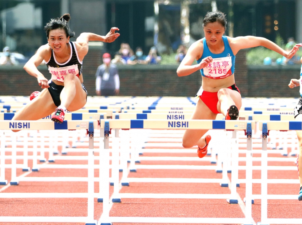 謝喜恩（左）勇奪全大運公開女100公尺跨欄金牌。林嘉欣／攝影。