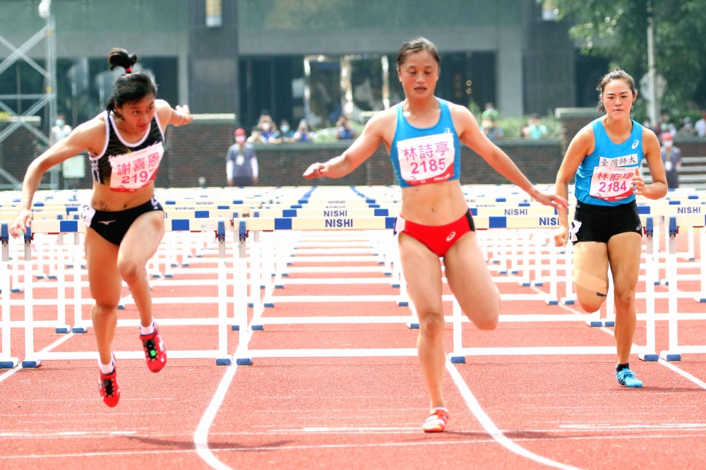 謝喜恩（左）勇奪全大運公開女100公尺跨欄金牌。林嘉欣／攝影。