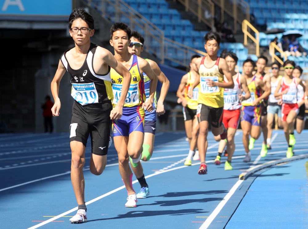 王誠宇（前）破懸17年的春季賽國男1500公尺大會紀錄。林嘉欣／攝影。