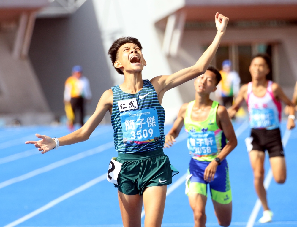 簡子傑在國男1500公尺奪下全中運首金超嗨。林嘉欣／攝影。