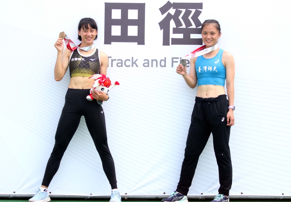 謝喜恩（左）和林詩亭勇奪全大運公開女100公尺跨欄金、銀牌。林嘉欣／攝影。