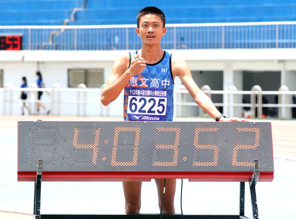 惠文高中「小隻的」陳冠穎在高男1500公尺奪金破大會。林嘉欣／攝影。