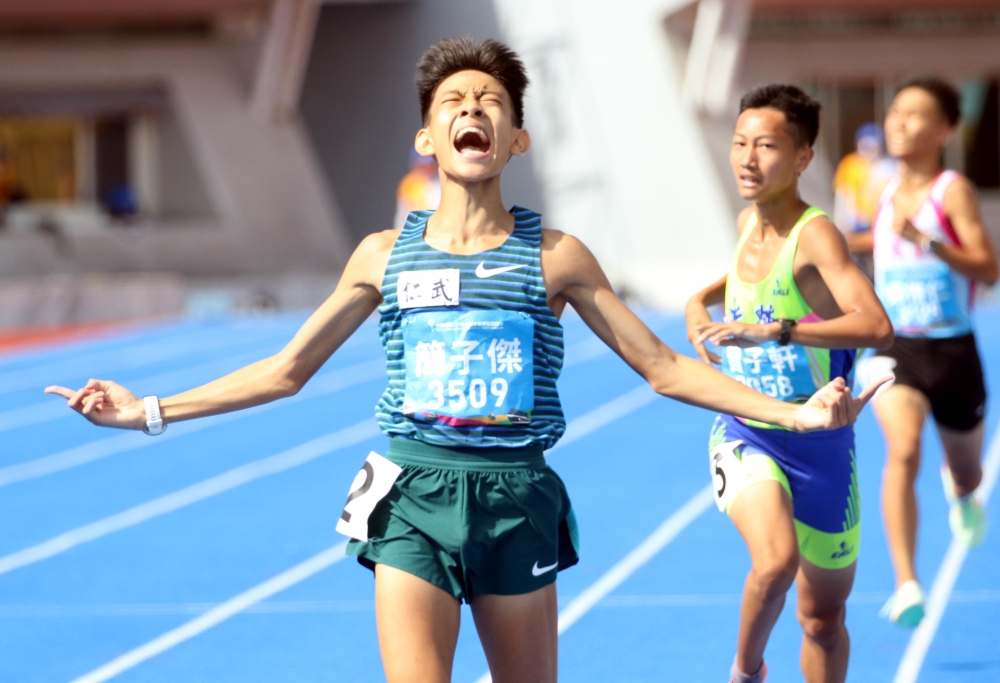 簡子傑在國男1500公尺奪下全中運首金超嗨。林嘉欣／攝影。