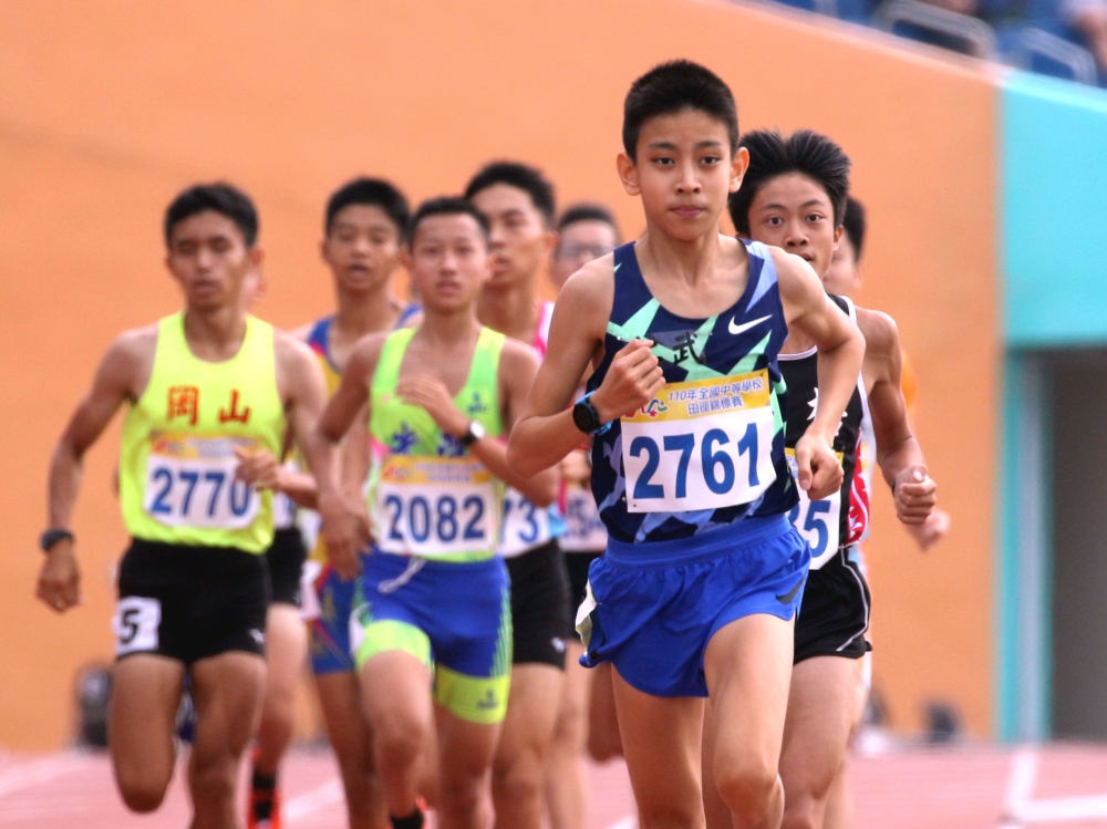 國男1500公尺決賽高市仁武高中簡子傑（前）4:08.01奪冠。