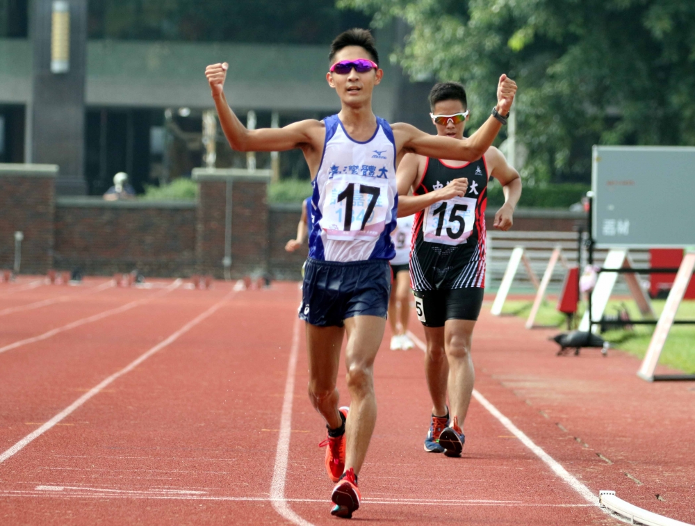 台灣體大許嘉維在公開男生10000公尺競走破大會。林嘉欣／攝影。