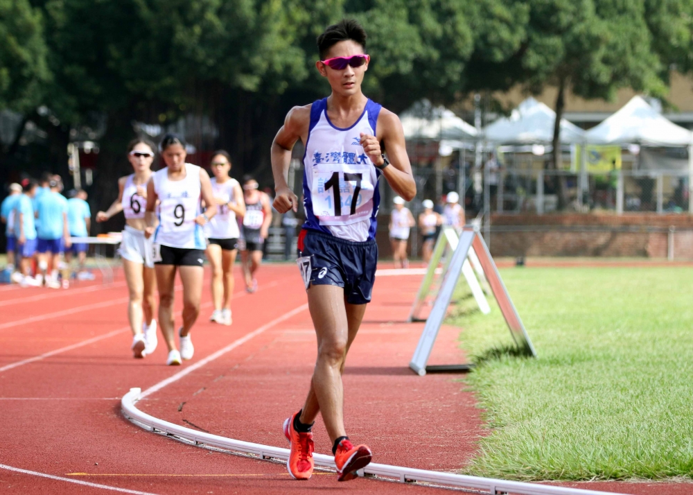 台灣體大許嘉維在公開男生10000公尺競走破大會。林嘉欣／攝影。