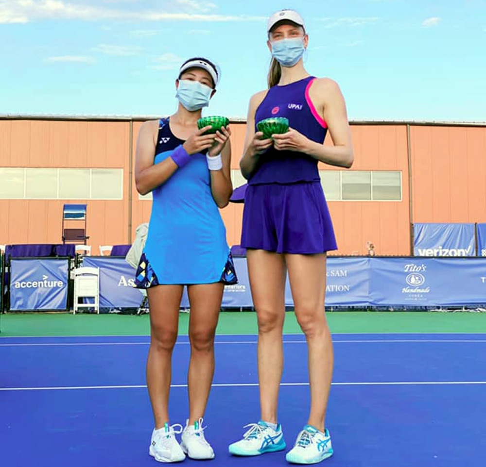 「A妹」謝語倢和德國 Mona Barthel勇奪WTA 125賽芝加哥站亞軍後，綠色玻璃碗獎盃到手沒5分鐘就被姐姐謝淑薇奪愛。取自／謝語倢粉專。