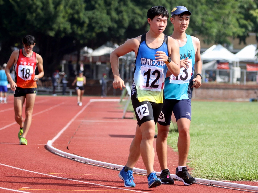 一般男生組10000公尺競走冠軍屏東大學林育賢（前）。林嘉欣／攝影 。