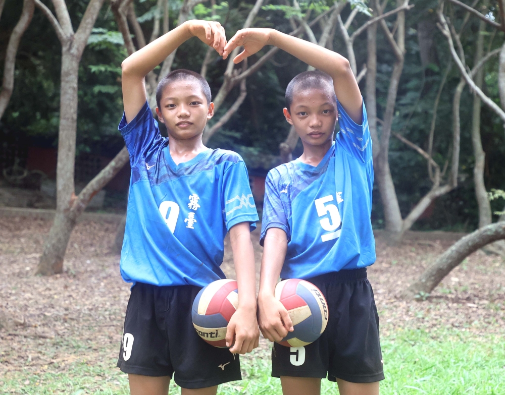 六年級男童組屏東霧臺國小雙胞胎盧平（右）和盧安。林嘉欣／攝影。