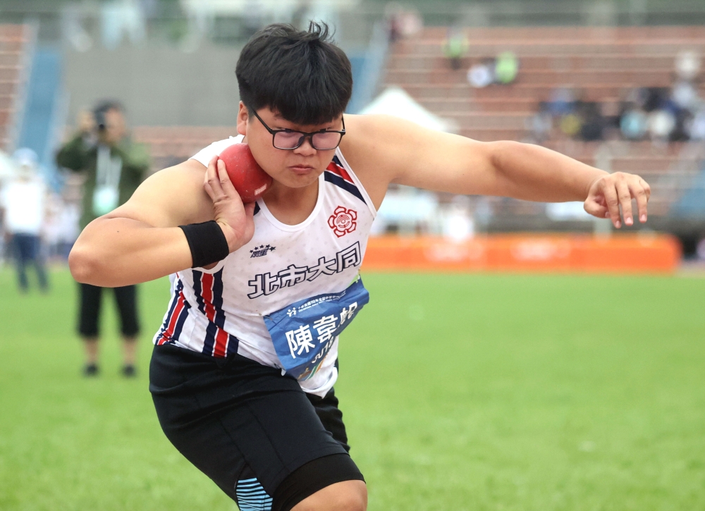 國男鉛球(5公斤)決賽，臺北市大同高中陳韋帆破大會。林嘉欣／攝影。