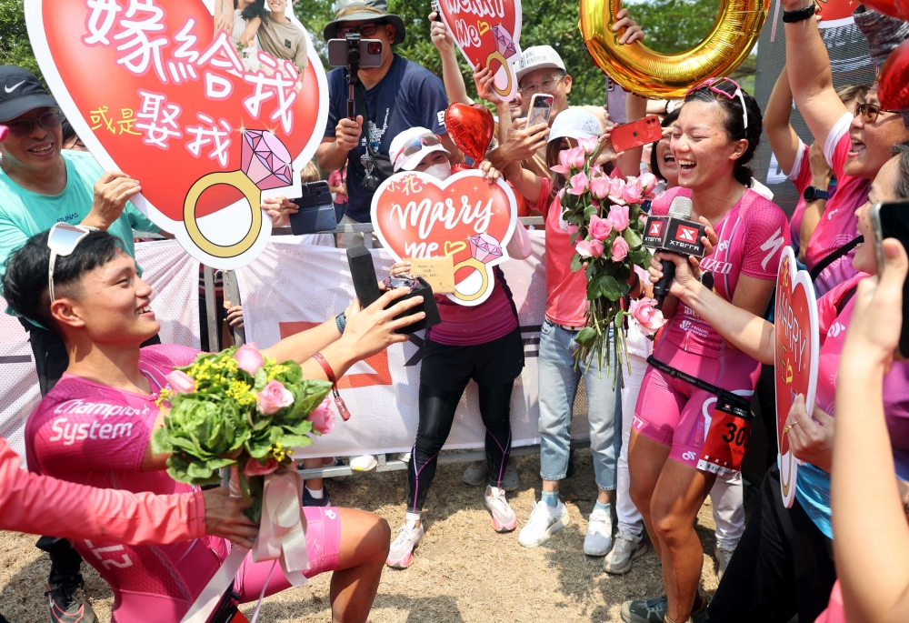 蔡曜宇向王千由求婚。XTERRA Taiwan提供。