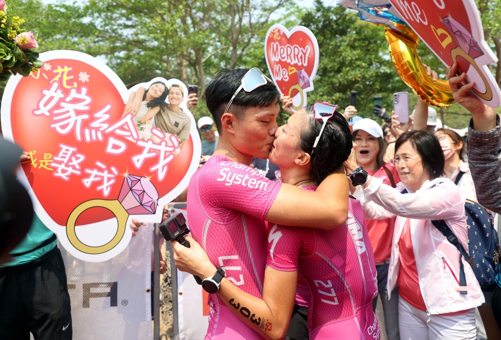 求婚成功後蔡曜宇和王千由被拱「親一個」。XTERRA Taiwan提供。