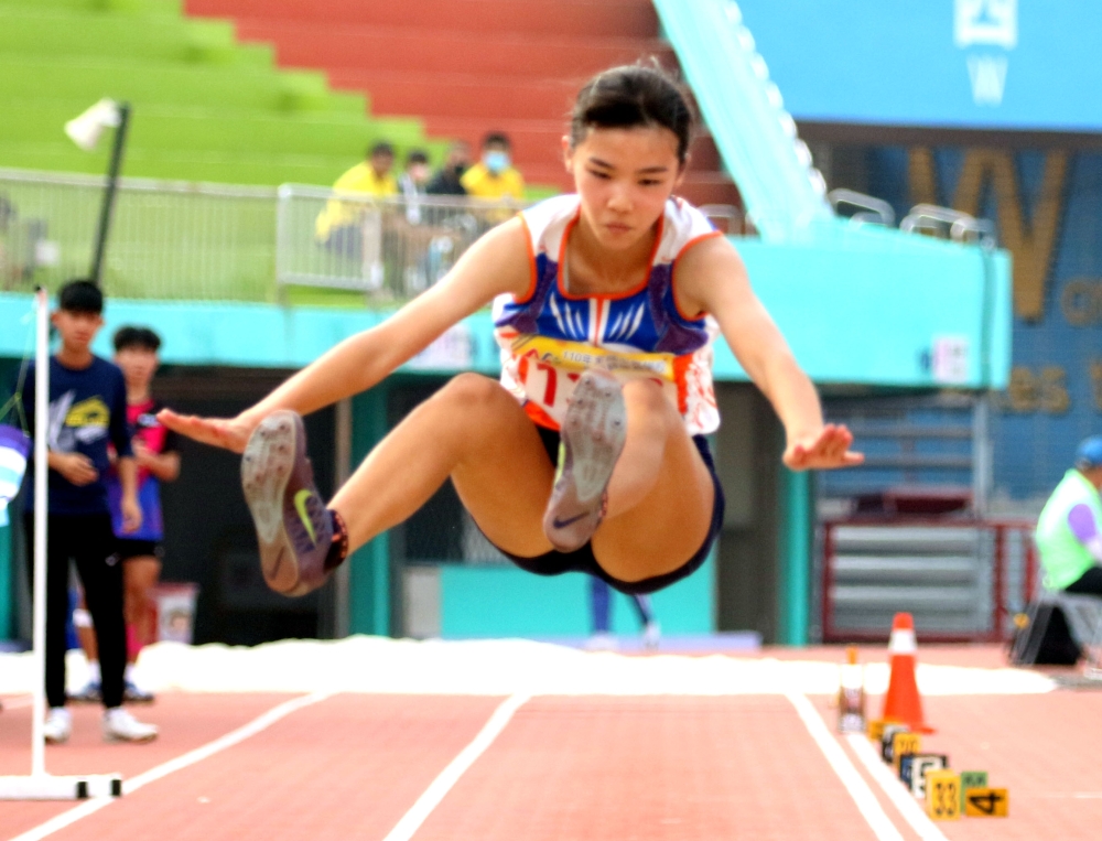 國女跳遠冠軍中市惠文高中林俞均。林嘉欣／攝影。