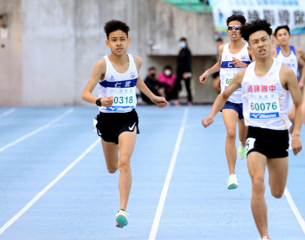 國三的簡子傑再度越級打怪，以4:04.40勇奪港都盃田徑賽公開賽公開男1500公尺第四名。林嘉欣／攝影。