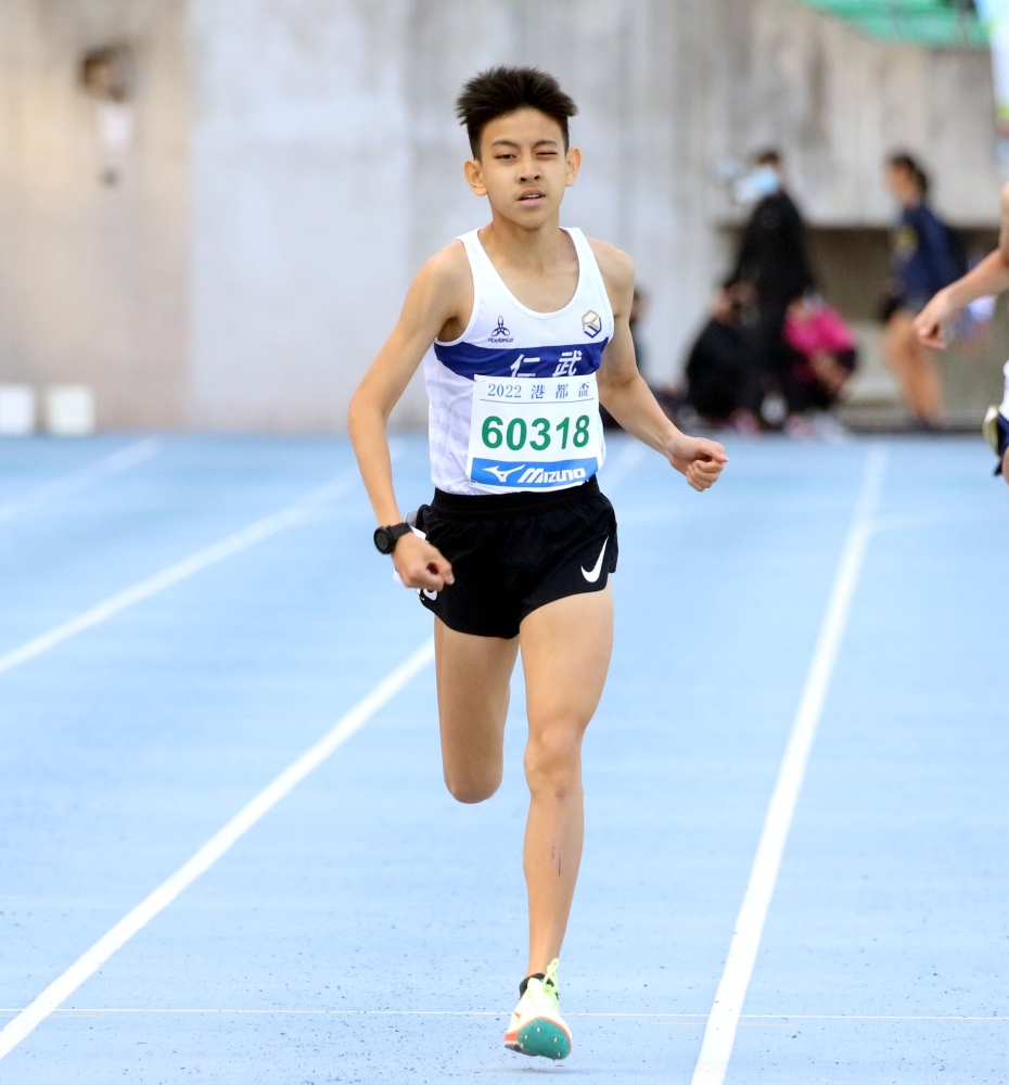 簡子傑追平43年前官原順跑出的4:04.4，並列本土1500m最快的國中生。林嘉欣／攝影。