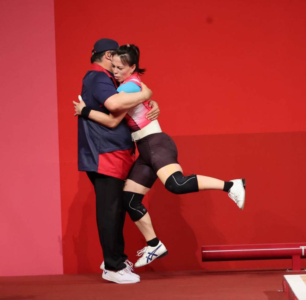 郭婞淳開心勇奪東京奧運女子59公斤級金牌，並三破奧運紀錄。體育署提供。